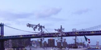 Dos muertos tras colisión de buque contra puente Brooklyn