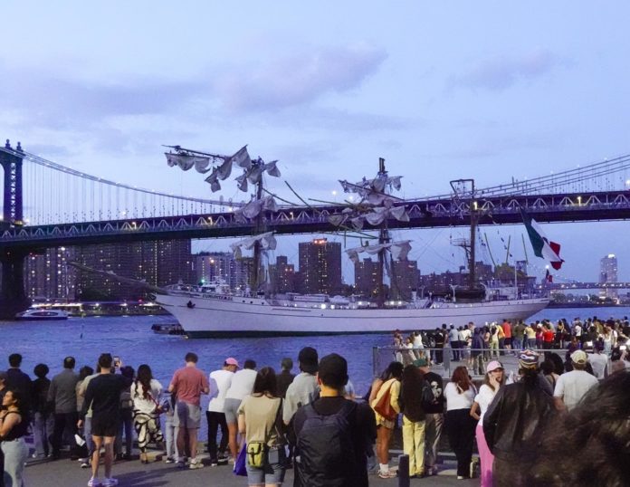 Dos muertos tras colisión de buque contra puente Brooklyn