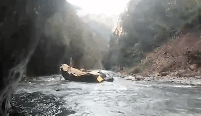 Bus con 30 pasajeros cayó al río Inambari en Puno