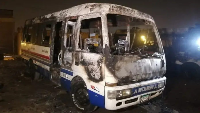 Delincuentes quemaron tres cústeres en una cochera de SJL