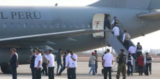 La medida fue aprobada con 97 votos a favor y permitirá que extranjeros sean expulsados sin necesidad de una sentencia. Con 97 votos a favor, el Congreso de la República aprobó este miércoles 14 de mayo una reforma legal que permitirá la expulsión inmediata de ciudadanos extranjeros. Los detenidos en flagrancia, sin necesidad de esperar una sentencia judicial firme.  Esta decisión, que modifica el Código Penal, fue exonerada de segunda votación y ahora pasará al Ejecutivo para su promulgación. Según el comunicado oficial del Parlamento, la medida tiene como objetivo reforzar la seguridad ciudadana, que se ha visto gravemente afectada en los últimos meses. Lee también: Esta reforma legal responde a la creciente preocupación de la sociedad peruana ante la incidencia de delitos cometidos por personas extranjeras en el territorio nacional. Según datos de encuestas recientes. Hasta un 95 % de los ciudadanos encuestados manifestó su apoyo a la expulsión inmediata de quienes cometan delitos en el país. Reflejando una demanda contundente por acciones más severas y efectivas frente a la inseguridad. A partir de esta nueva disposición, un juez podrá ordenar la deportación inmediata de un extranjero capturado en el momento preciso en que comete el delito. Una vez expulsado, el individuo no podrá volver a ingresar al país mientras dure la condena que le correspondería cumplir. Además, sus bienes podrán ser incautados para ser destinados como reparación civil a favor del Estado o de las víctimas del delito.
