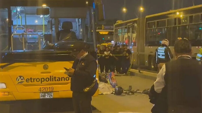 Motociclista murió tras chocar con un alimentador del Metroplitano