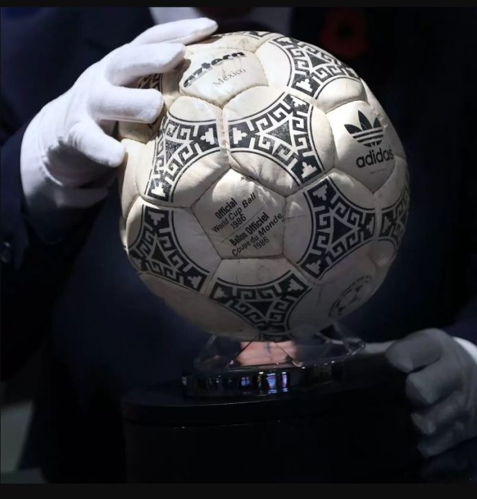 Árbitro vendió pelota  de “la mano de dios”