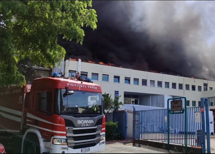 Estudiantes se salvan en incendio en Italia