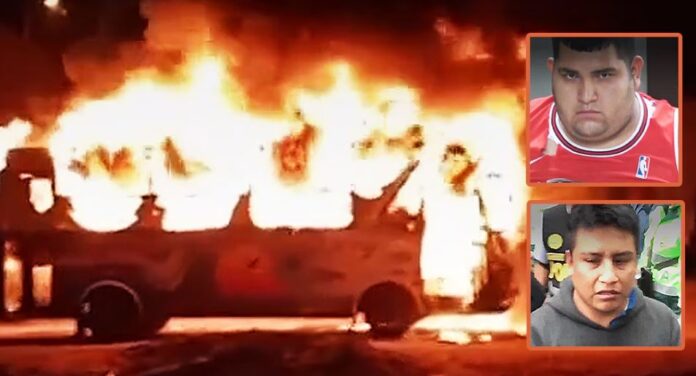 Incendian combi con pasajeros adentro