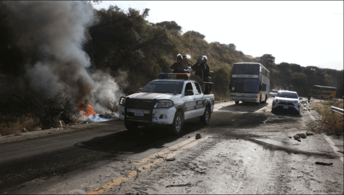 Liberan vías tomadas por seguidores de Evo