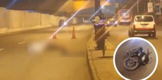 Motociclista muere estrellado en poste