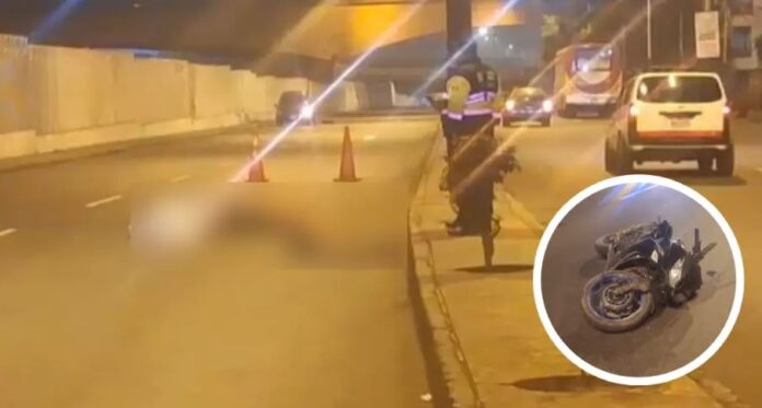 Motociclista muere estrellado en poste