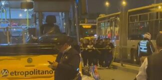 Muere tras chocar con camión y bus