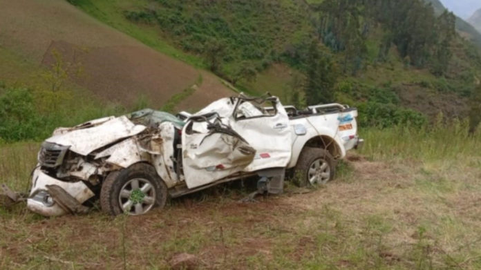 Familia entera falleció tras la caída de su camioneta a un abismo