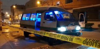 Sicarios asesinan a balazos a chofer de combi llena de pasajeros
