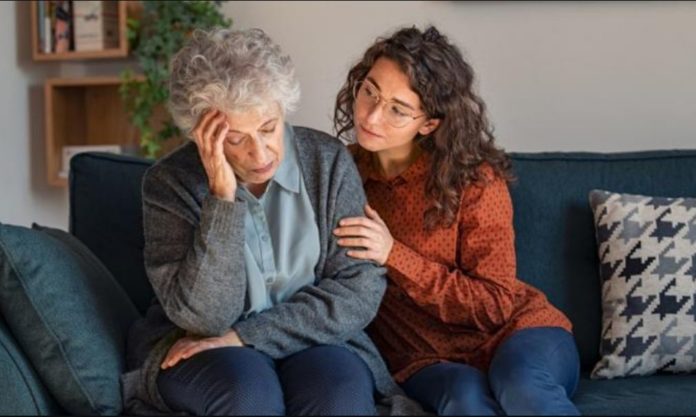 ¿Cómo debes darle una mala noticia a un adulto mayor?