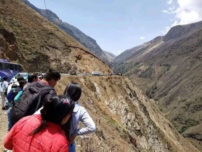 Camioneta cae a abismo de 400 metros y deja cuatro muertos Camioneta cae a abismo de 400 metros y deja cuatro muertos