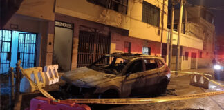 Extorsionadores queman vehículo en la puerta de su casa
