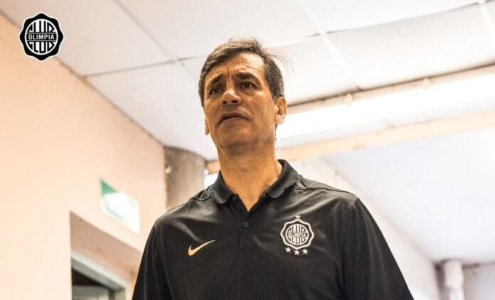 Fabián Bustos dejó de ser técnico de Olimpia Fabián Bustos dejó de ser técnico de Olimpia
