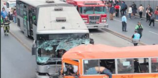 Accidente sentre una unidad de transporte público que cubre la ruta Ancón Lima y un bus de la ruta troncal del Metropolitano