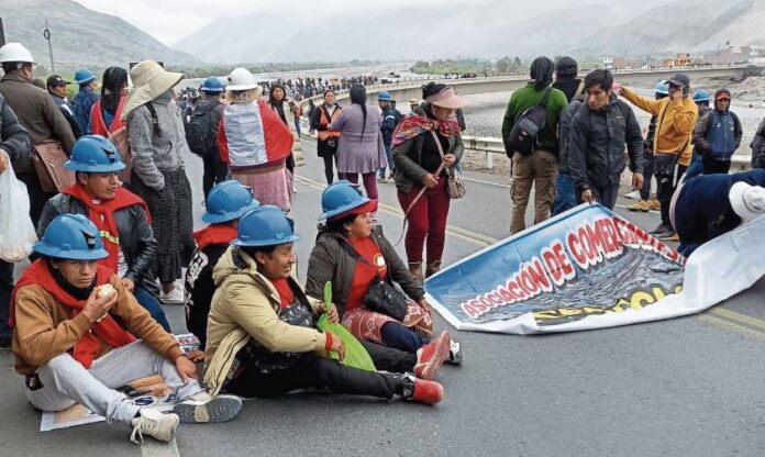 Mineros se agarran con policías en Lima
