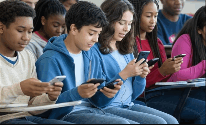 Niños holandeses sí aprenden sin celulares