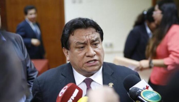 Fiscalía pide 18 meses de impedimento de salida a José Luna