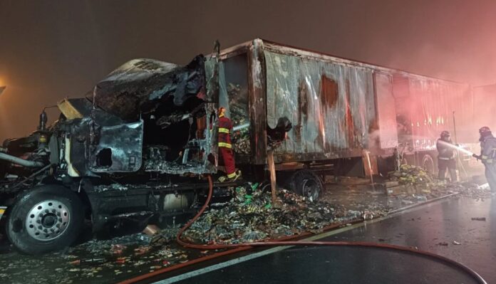 Tráiler se incendia en la Vía de Evitamiento
