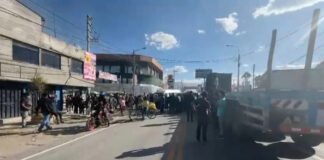 Transportistas bloquean puentes en protesta contra el MTC Transportistas bloquean puentes en protesta contra el MTC