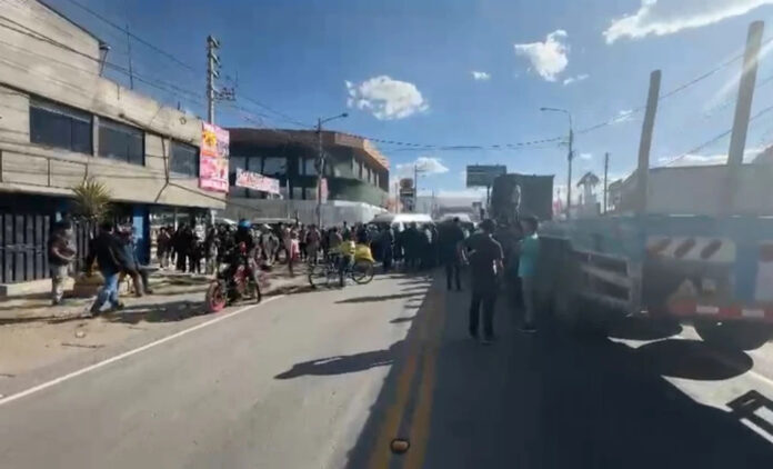 Transportistas bloquean puentes en protesta contra el MTC Transportistas bloquean puentes en protesta contra el MTC