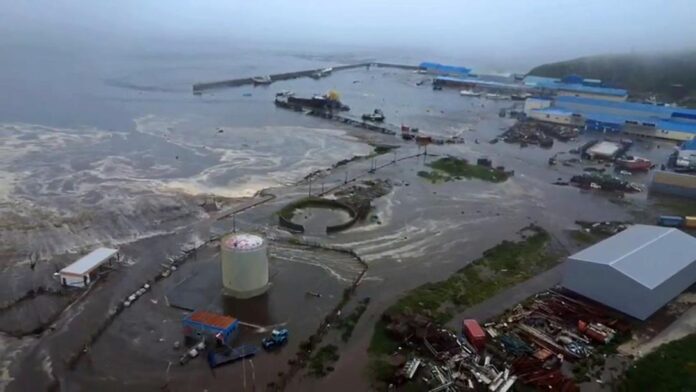Tsunami inunda edificios en Rusia, tras megaterremoto de 8.8