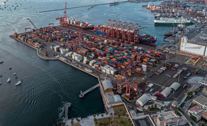 Puerto del Callao reabrió tras caída de contenedores al mar