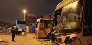 Bus choca varios vehículos y termina empotrado en una vivienda