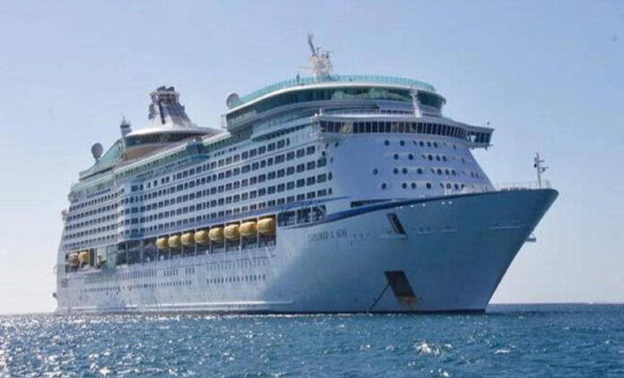 Crucero con 8500 personas se detuvo por una avería en los motores