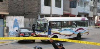 Chofer de cúster fue asesinado a balazos en El Agustino Chofer de cúster fue asesinado a balazos en El Agustino