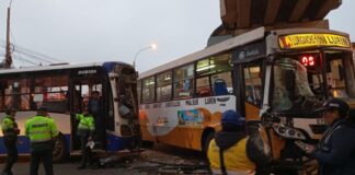 Choferes se entibian en choque de buses