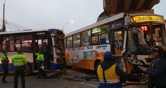 Choferes se entibian en choque de buses