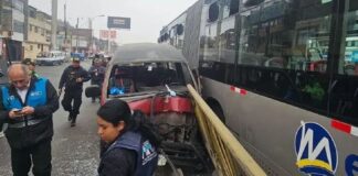 Combi choca con bus  del Metropolitano
