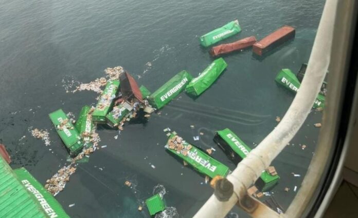 Contenedores cayeron al mar frente al Callao Contenedores cayeron al mar frente al Callao