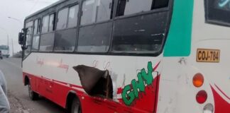 Detonación en bus deja tres heridos