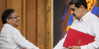 Gustavo Petro le pasa la mano a Nicolás Maduro