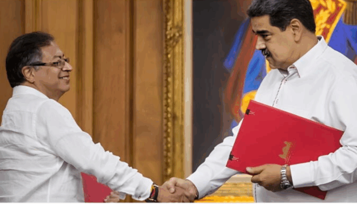 Gustavo Petro le pasa la mano a Nicolás Maduro