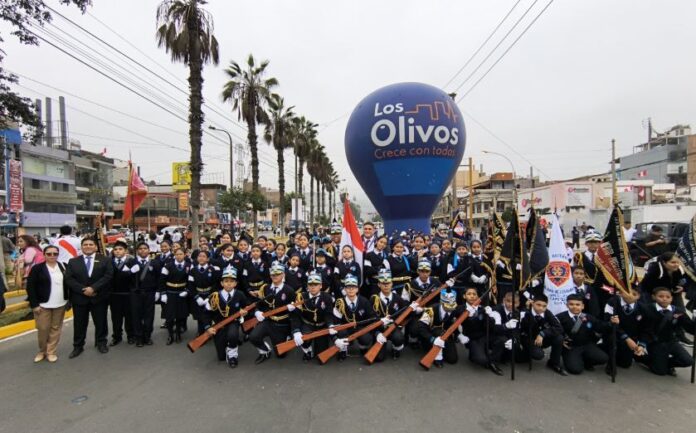 Los Olivos fue una fiesta con “Gran desfile cívico escolar” Los Olivos fue una fiesta con “Gran desfile cívico escolar”