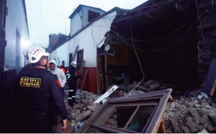 Niña casi muere tras derrumbe en el Rímac