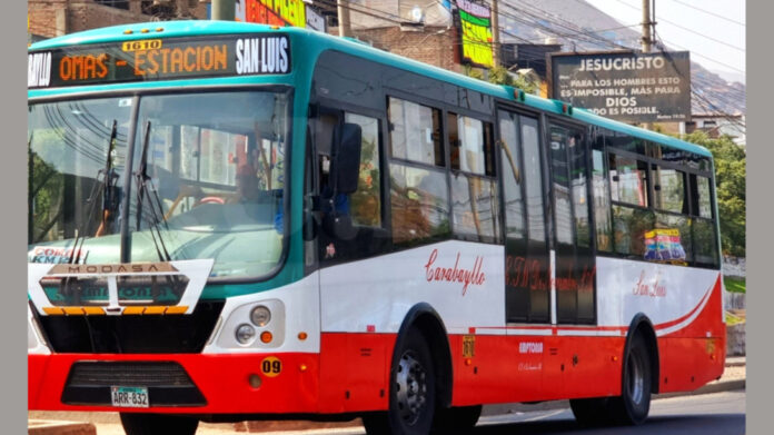 Delincuentes detonan explosivo en bus en Carabayllo