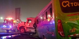 Cinco heridos tras choque entre camión y bus en la Panamericana Sur