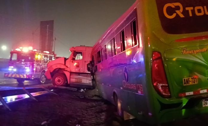 Cinco heridos tras choque entre camión y bus en la Panamericana Sur