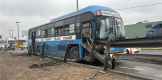 Dos muertos tras choque de bus con valla metálica en Evitamiento