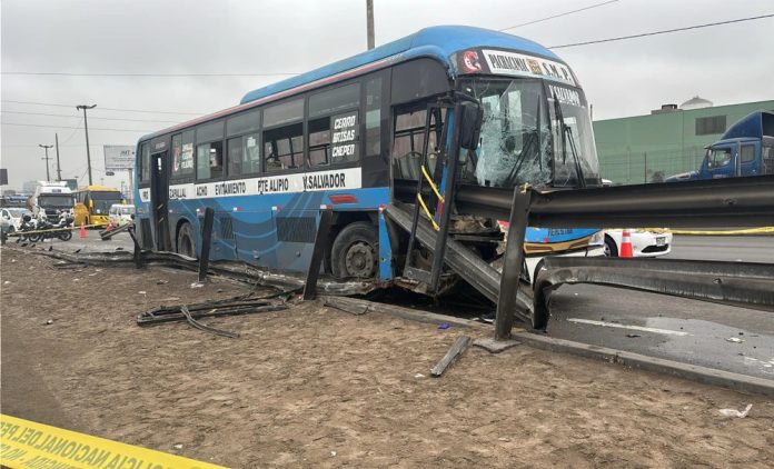Dos muertos tras choque de bus con valla metálica en Evitamiento