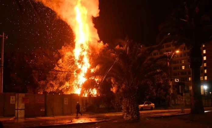Hinchas de la U. de Chile provocaron incendio en banderazo previo a partido ante Alianza Hinchas de la U. de Chile provocaron incendio en banderazo previo a partido ante Alianza