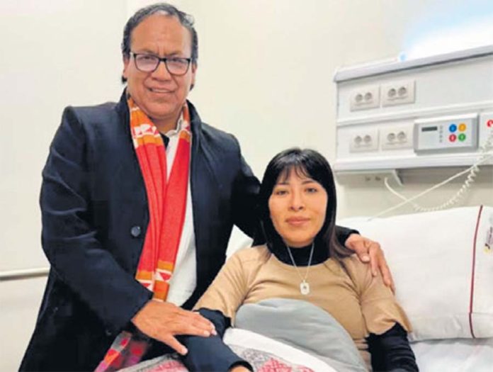 Betssy Chávez Chi­no y Roberto Sánchez