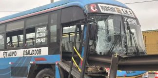 Bus pierde control y deja 2 muertos