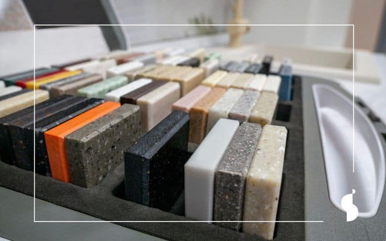 Considera el material, ya sea granito, cuarzo, mármol u otros