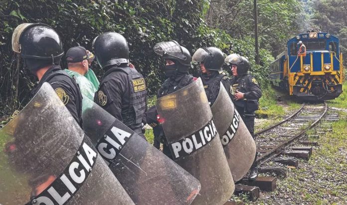 Desbloquean las vías a Machu Picchu en tregua
